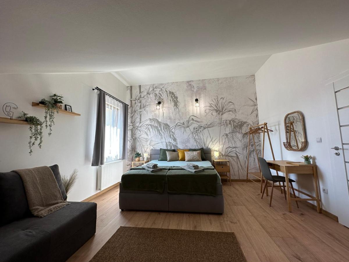 Green Apartment - City Centre - Main Square Липтовски-Микулаш Экстерьер фото