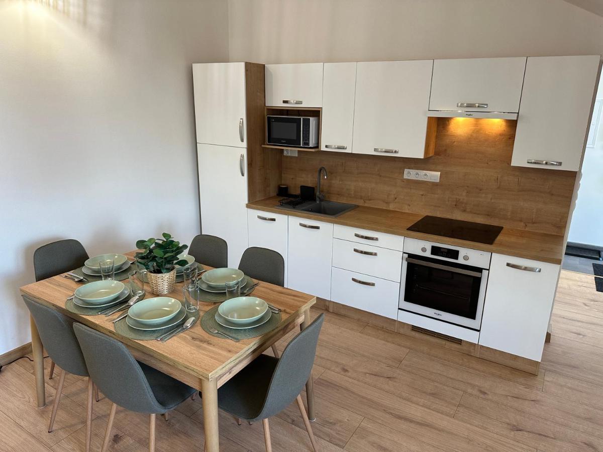 Green Apartment - City Centre - Main Square Липтовски-Микулаш Экстерьер фото