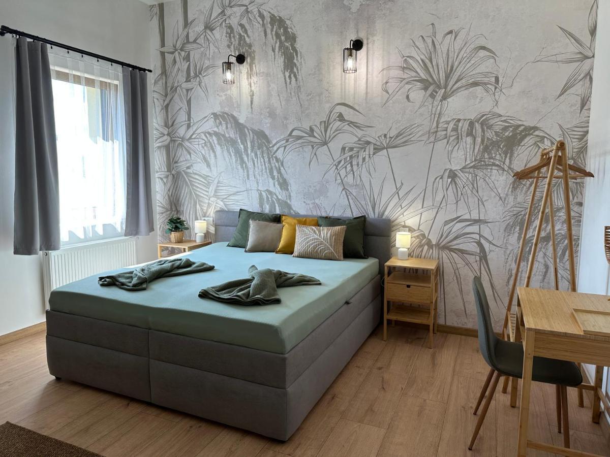 Green Apartment - City Centre - Main Square Липтовски-Микулаш Экстерьер фото