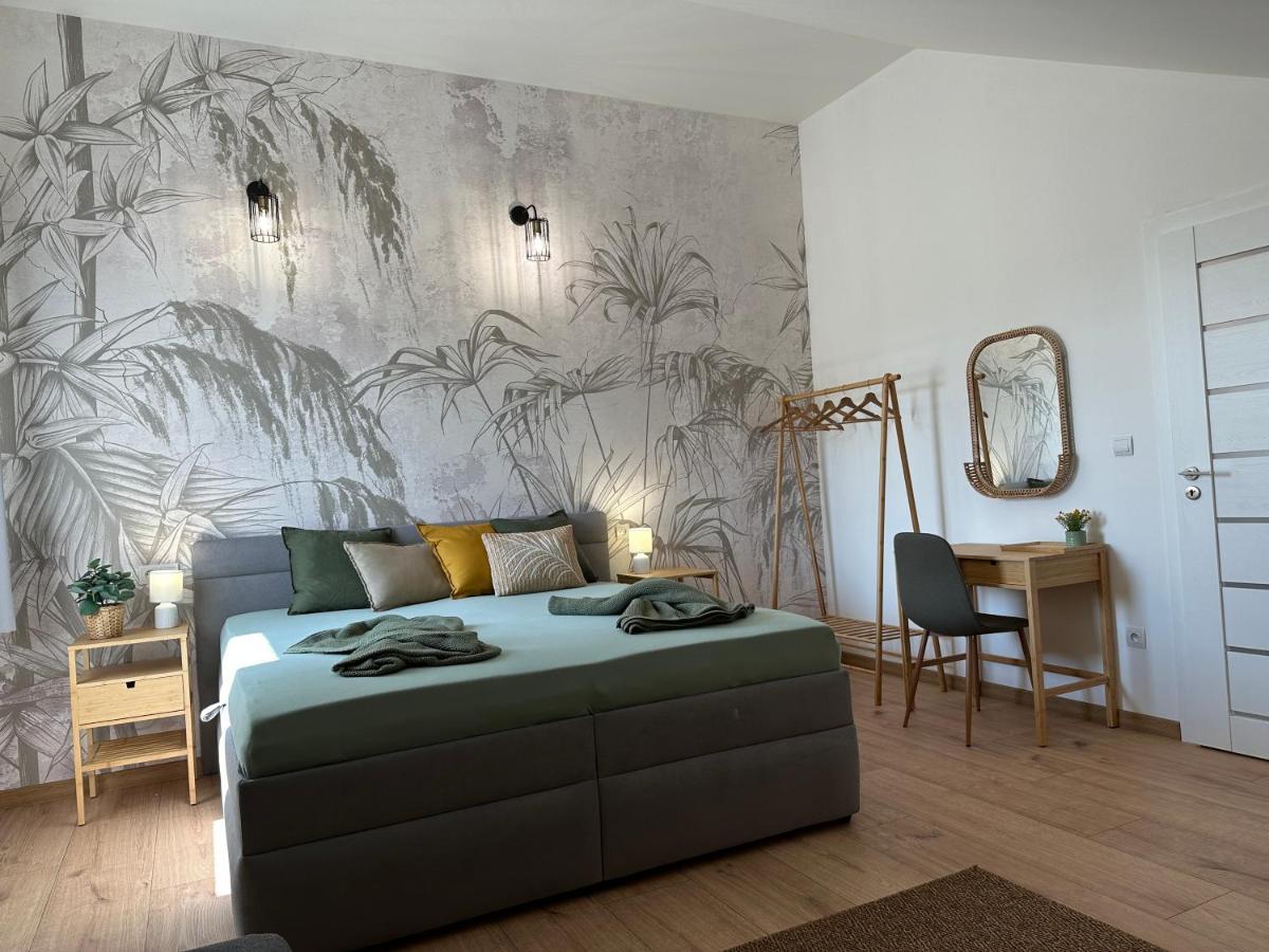 Green Apartment - City Centre - Main Square Липтовски-Микулаш Экстерьер фото