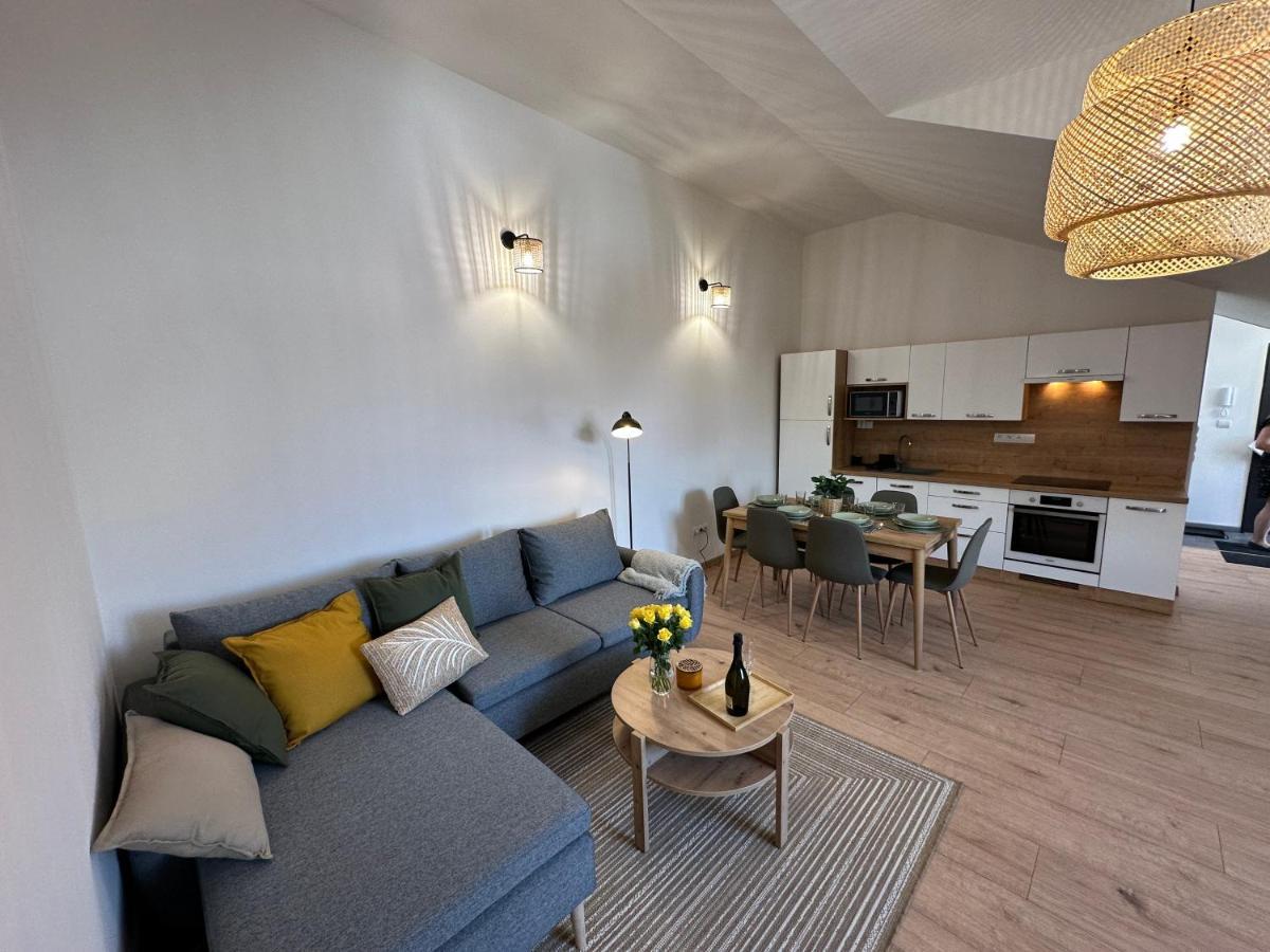 Green Apartment - City Centre - Main Square Липтовски-Микулаш Экстерьер фото