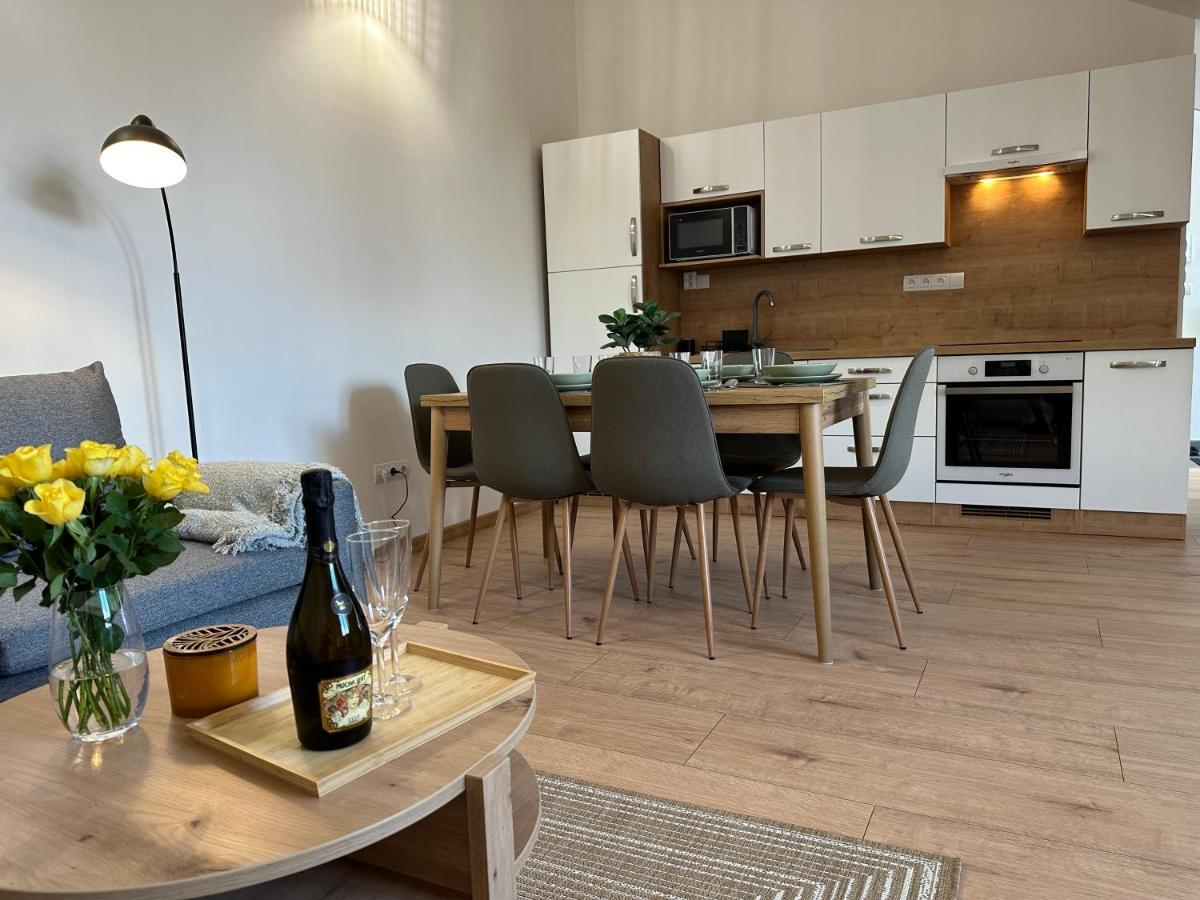 Green Apartment - City Centre - Main Square Липтовски-Микулаш Экстерьер фото
