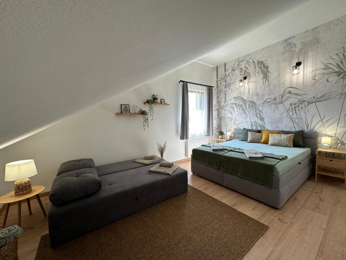 Green Apartment - City Centre - Main Square Липтовски-Микулаш Экстерьер фото